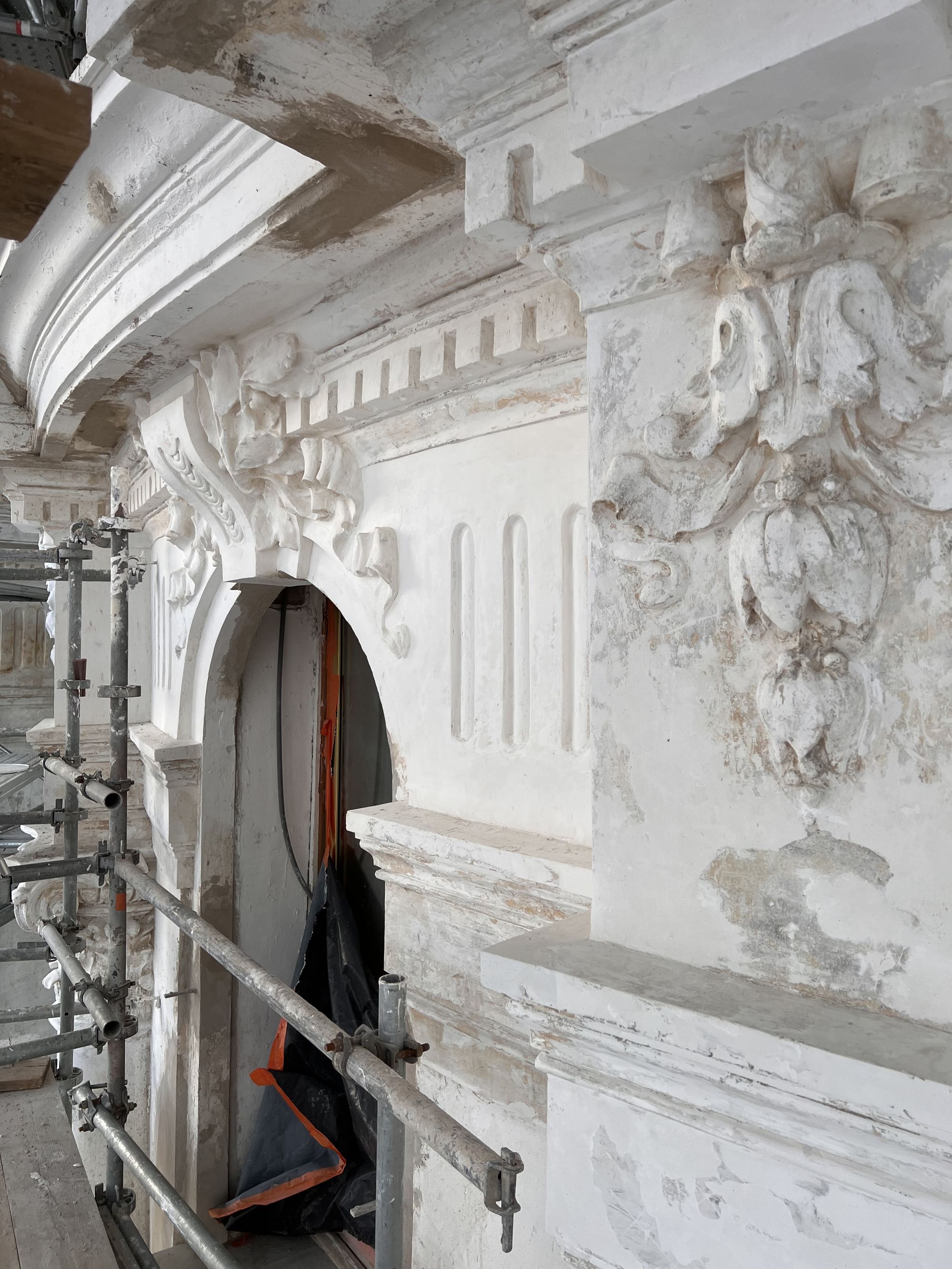 Façade ornementée d'un palace de la Côte d'Azur — détail architectural