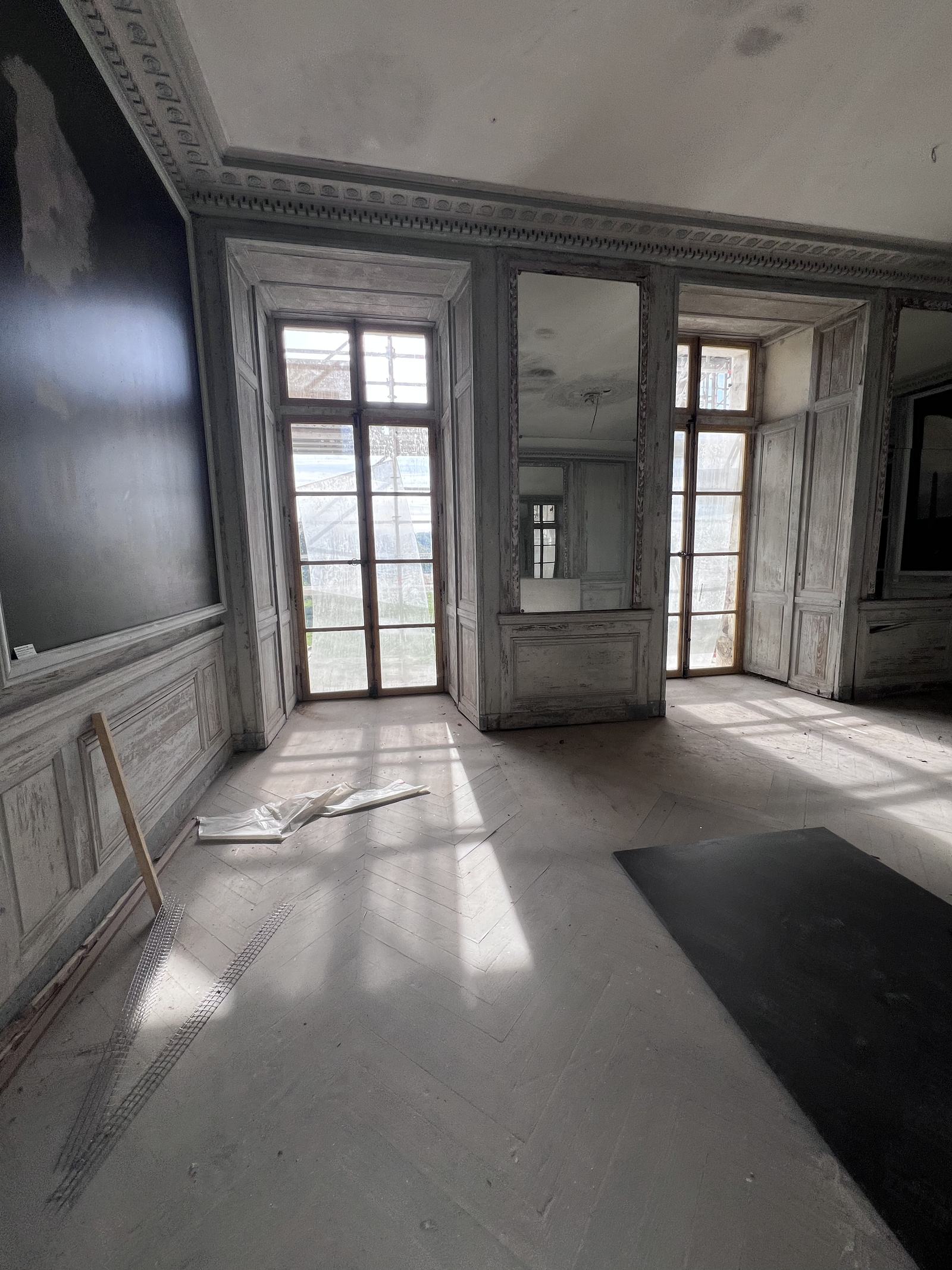 Salon de château aux boiseries patinées